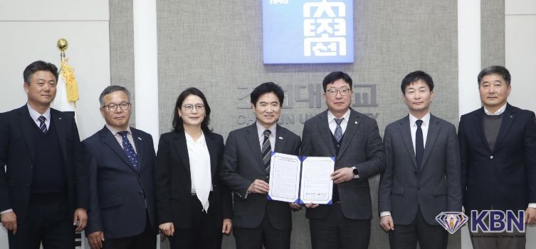 전남교육청, 조선대학교 관계자들이 지난 3월 27일 ‘고교-대학 연계 학점 인정 업무협약’을 체결한 뒤 기념사진촬영을 하고 있다.