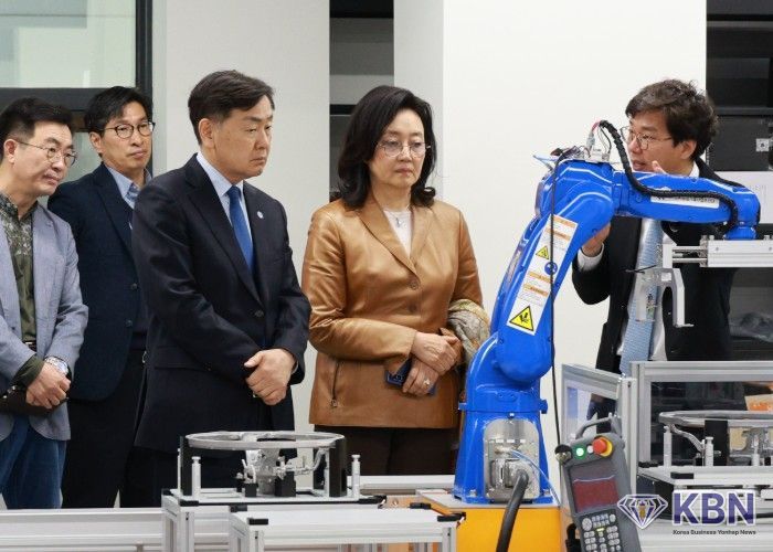 박영선 전 장관, 전북 피지컬AI 현장 방문…